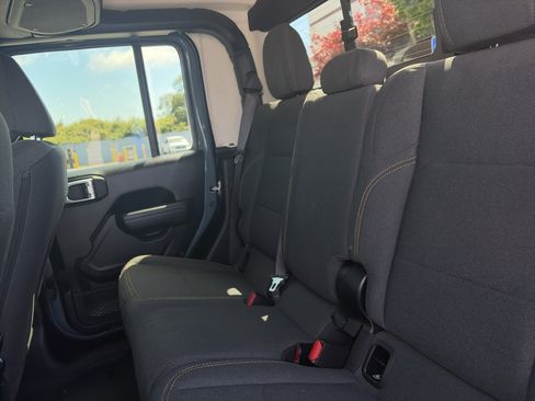 Used 2025 Jeep Gladiator Sport AWD/4WD image 17