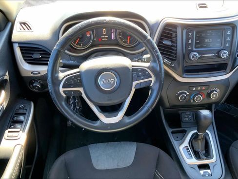 Used 2018 Jeep Cherokee Latitude w/ Altitude Package image 5