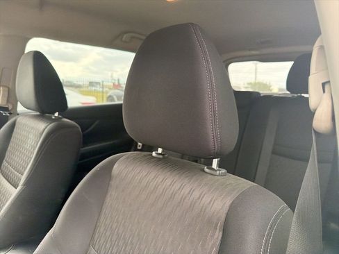 Used 2018 Nissan Rogue SV image 15