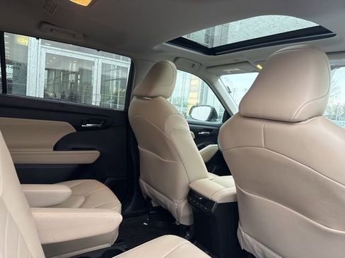 Used 2024 Toyota Highlander XLE image 28