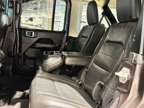 Used 2018 Jeep Wrangler Unlimited Sahara image 21