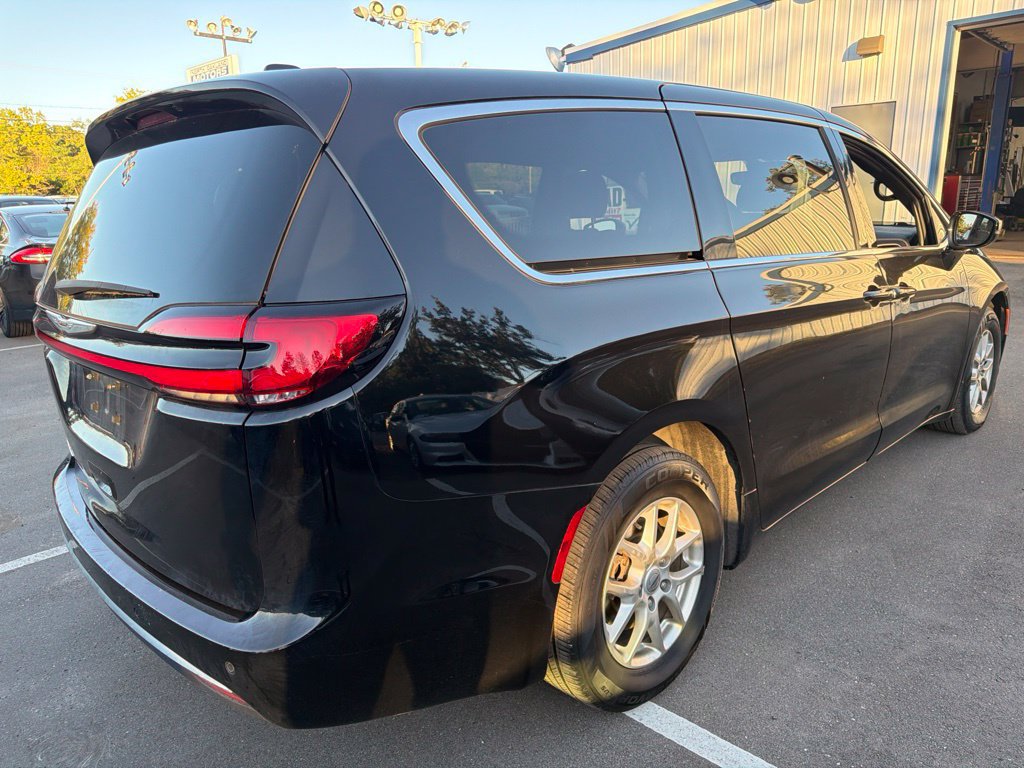 Used 2024 Chrysler Pacifica Touring FWD image 5