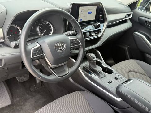 Used 2025 Toyota Highlander LE FWD image 9