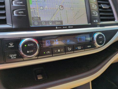 Used 2018 Toyota Highlander XLE FWD image 17