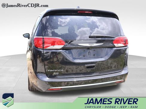 Used 2020 Chrysler Pacifica Touring-L w/ Advanced Safetytec Group FWD image 17