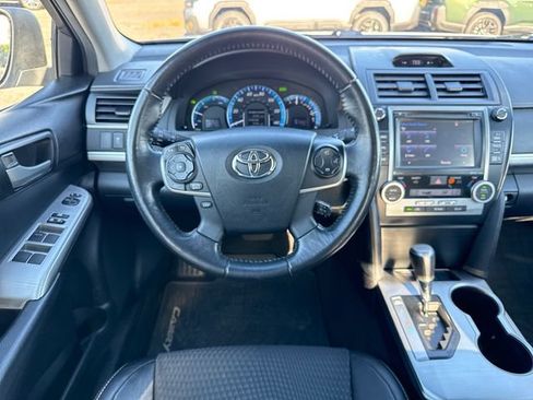 Used 2014 Toyota Camry SE w/ Moonroof Package FWD image 18