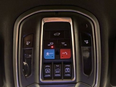 Used 2024 Jeep Grand Cherokee Limited w/ Black Appearance Package AWD/4WD image 17