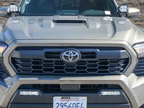 Used 2025 Toyota Tacoma TRD Sport w/ TRD Sport Upgrade Package image 5