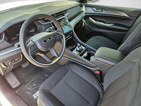 New 2025 Jeep Grand Cherokee Laredo w/ Luxury Tech Group I image 3