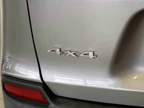 Used 2019 Jeep Cherokee Latitude Plus image 11