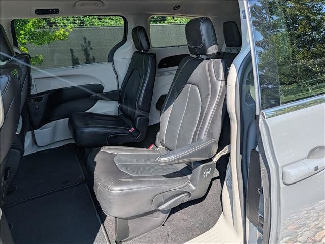 Used 2022 Chrysler Pacifica Touring-L w/ Uconnect Theater Family Group FWD image 27