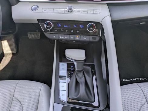 Certified 2025 Hyundai Elantra Limited FWD image 19