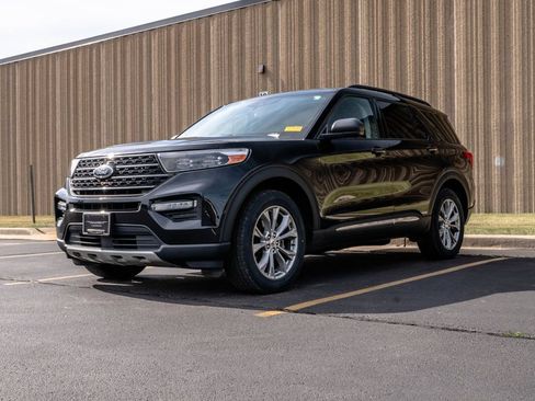 Used 2022 Ford Explorer XLT w/ Equipment Group 202A AWD/4WD image 4