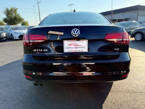 Used 2017 Volkswagen Jetta SE FWD image 4