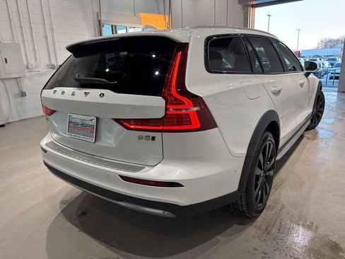 Used 2023 Volvo V60 B5 Cross Country Ultimate w/ Climate Package image 4