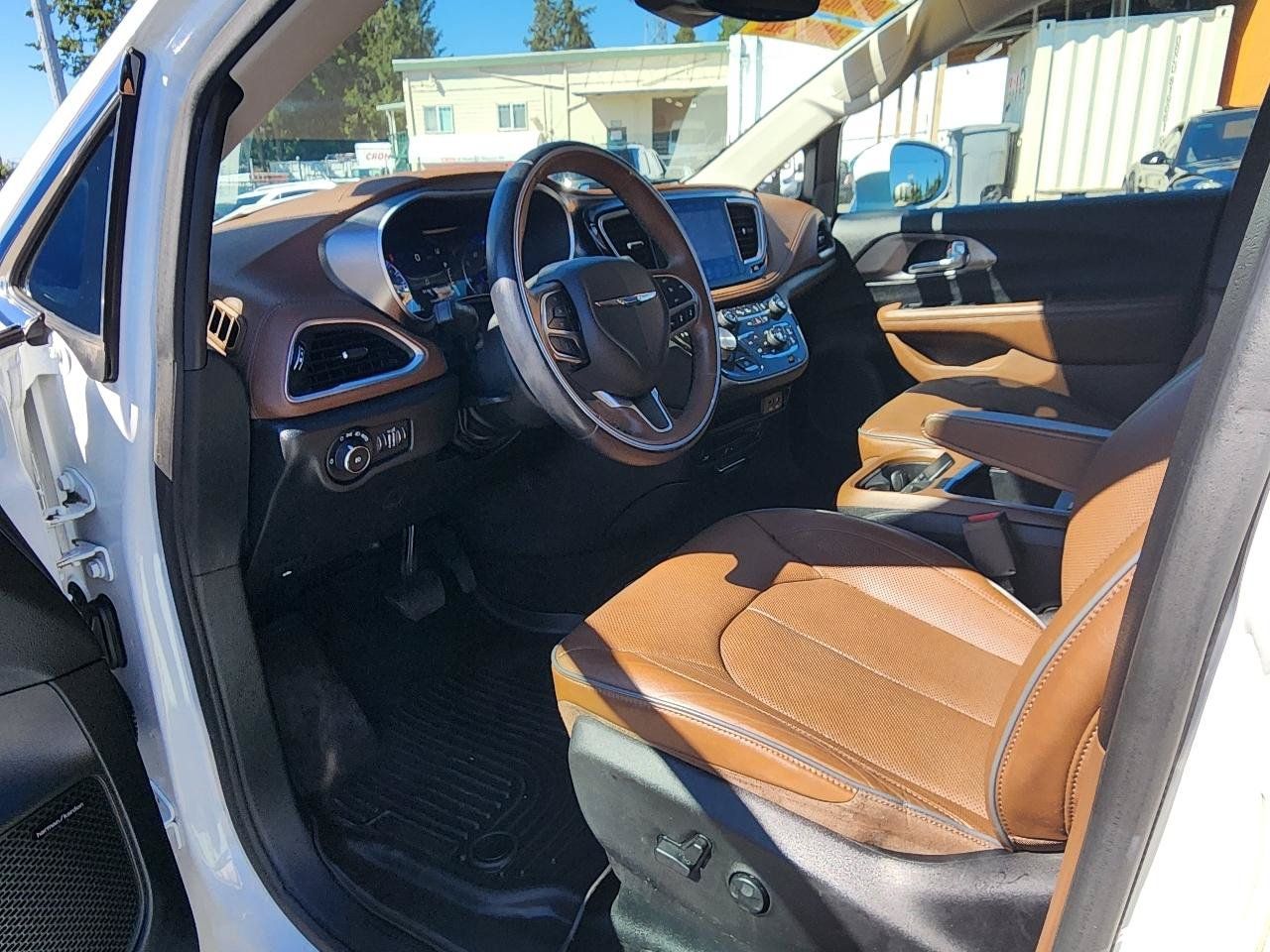 Used 2018 Chrysler Pacifica Limited w/ Advanced Safetytec Group FWD image 14