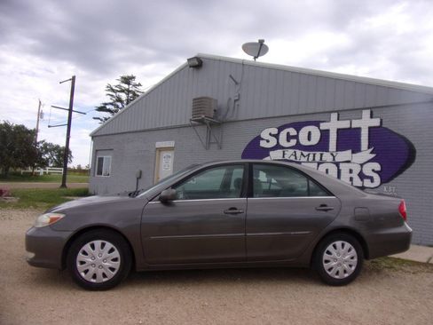 Used 2004 Toyota Camry XLE FWD image 1