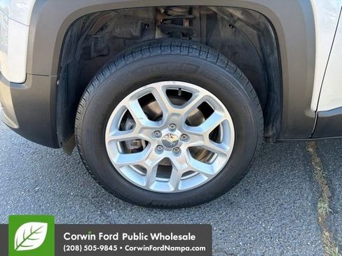 Used 2015 Jeep Renegade Latitude AWD/4WD image 9
