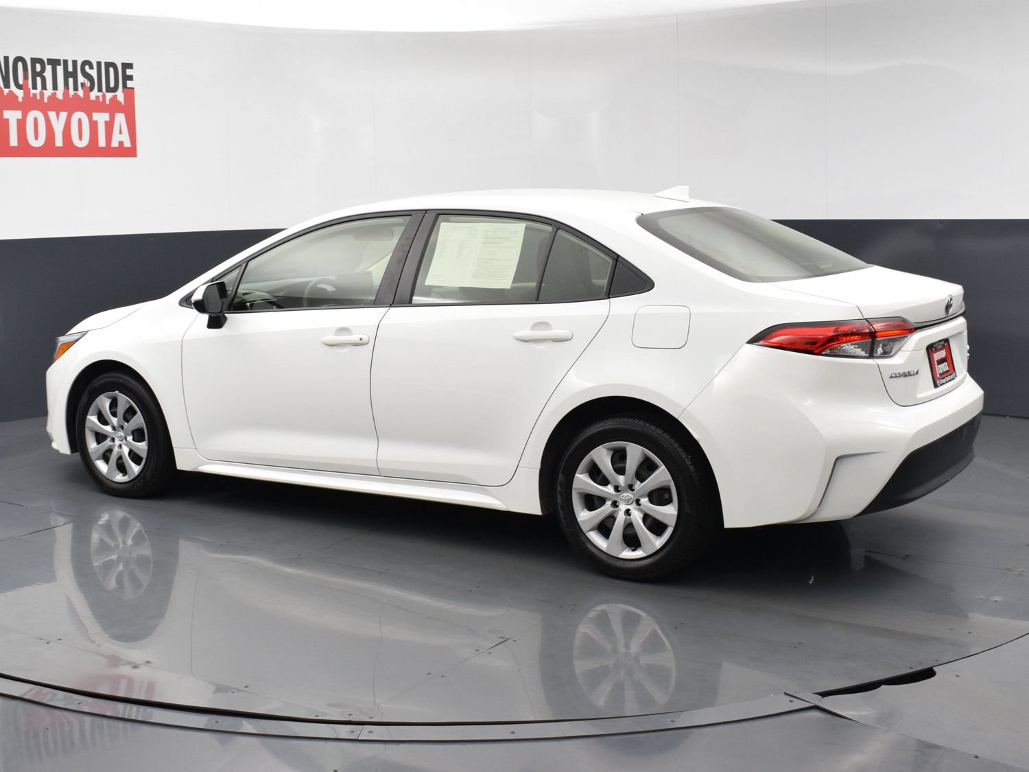 Used 2025 Toyota Corolla LE FWD image 2