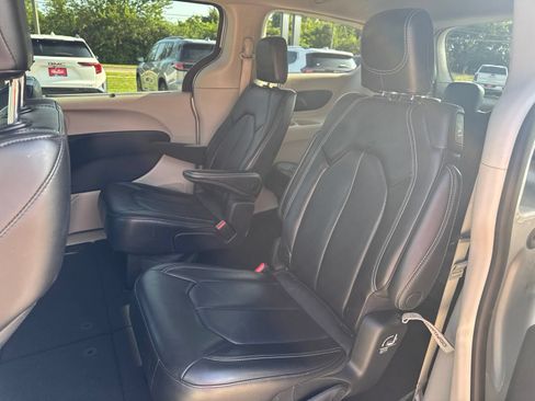 Used 2023 Chrysler Pacifica Touring-L FWD image 24