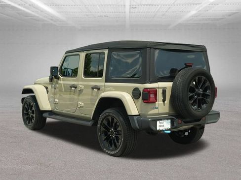 Used 2022 Jeep Wrangler Unlimited Sahara AWD/4WD image 6
