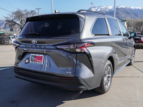 Used 2025 Toyota Sienna XLE image 8