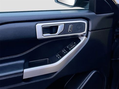 Used 2022 Ford Explorer XLT image 17