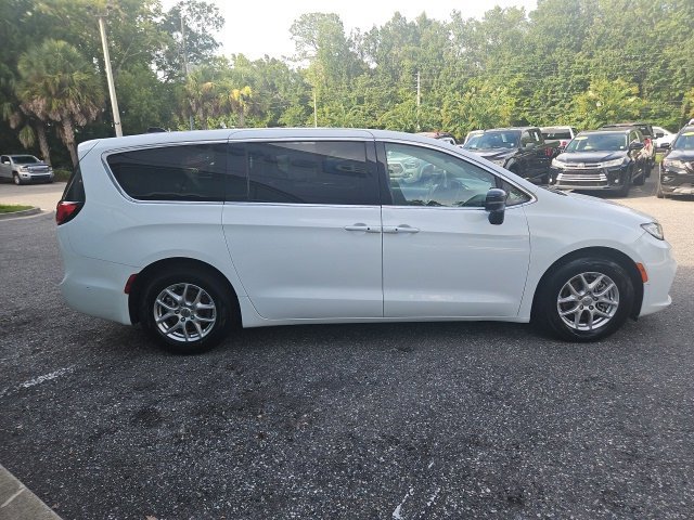 Used 2024 Chrysler Pacifica Touring-L FWD image 9
