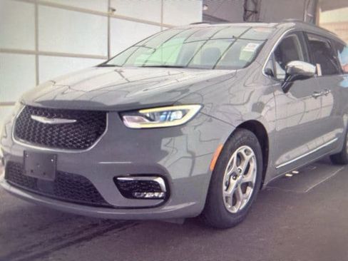 Used 2023 Chrysler Pacifica Limited image 4