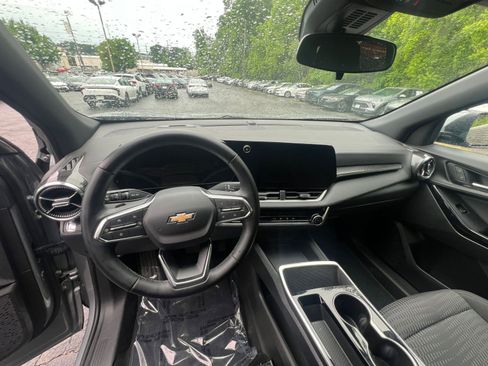 Used 2025 Chevrolet Equinox LT FWD image 28