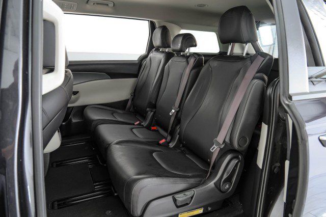 Used 2023 Kia Carnival LX FWD image 38