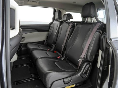 Used 2023 Kia Carnival LX FWD image 38