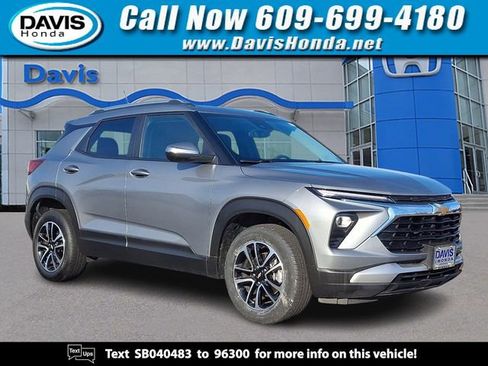 Used 2025 Chevrolet TrailBlazer LT image 1