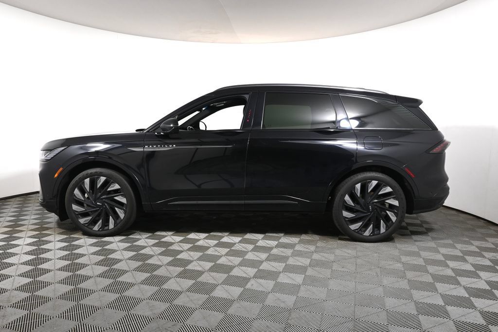 Used 2024 Lincoln Nautilus Reserve w/ Equipment Group 202A AWD/4WD image 2