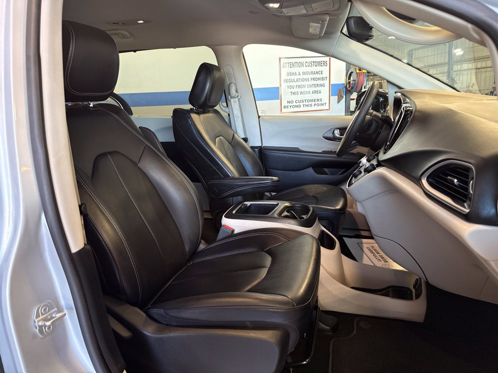Used 2024 Chrysler Pacifica Touring-L FWD image 24