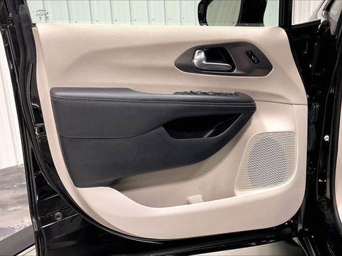 Used 2024 Chrysler Pacifica Touring-L image 23