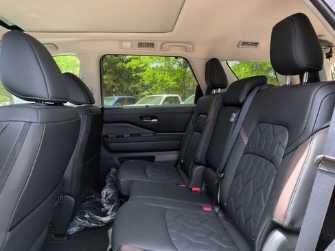New 2026 Nissan Pathfinder Platinum AWD/4WD image 33