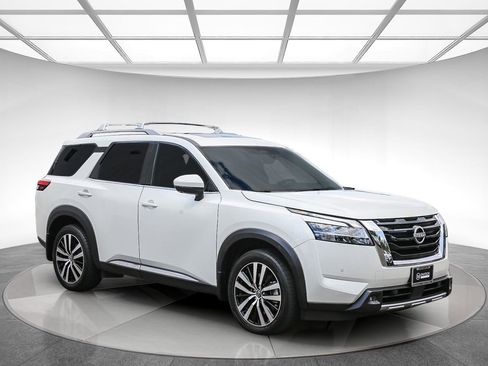 Used 2023 Nissan Pathfinder Platinum FWD image 5