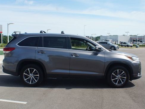 Used 2019 Toyota Highlander XLE FWD image 17
