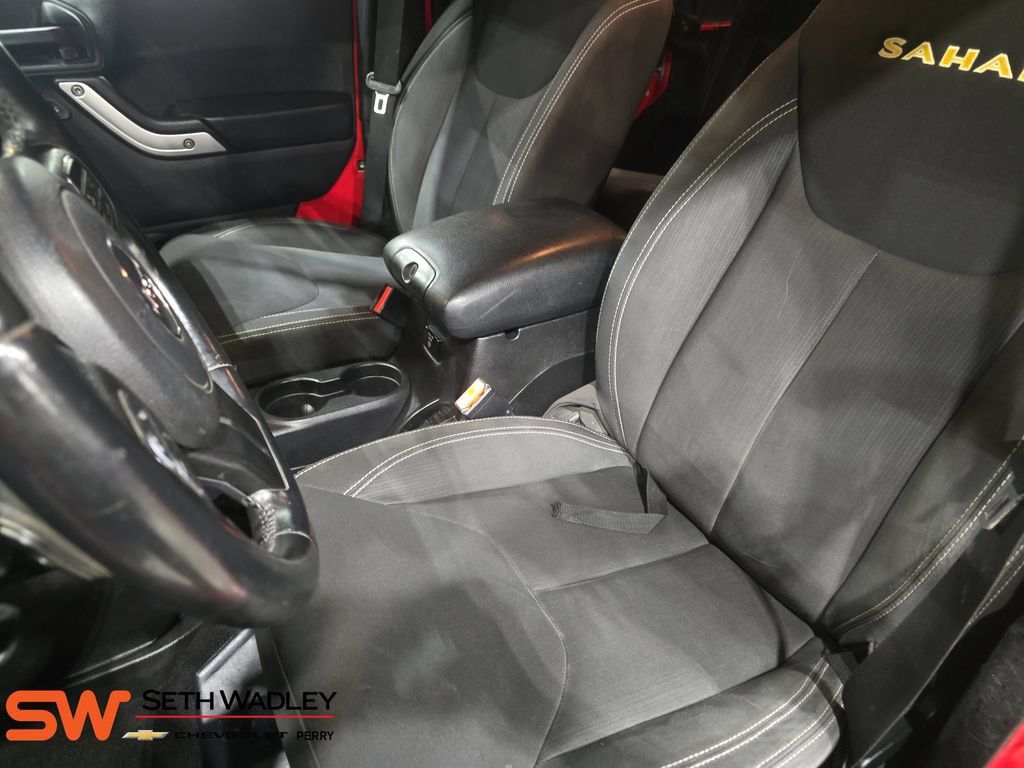Used 2015 Jeep Wrangler Unlimited Sahara w/ Connectivity Group AWD/4WD image 15