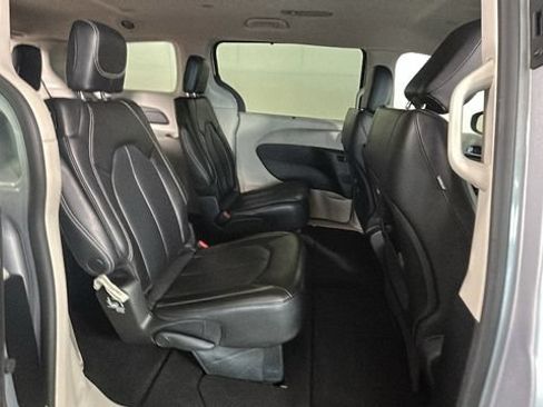Used 2023 Chrysler Pacifica Touring-L FWD image 29