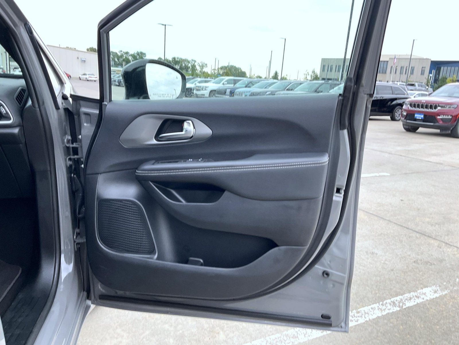 Used 2025 Chrysler Pacifica Select FWD image 21