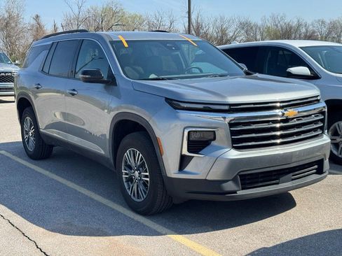 Used 2025 Chevrolet Traverse LT image 6