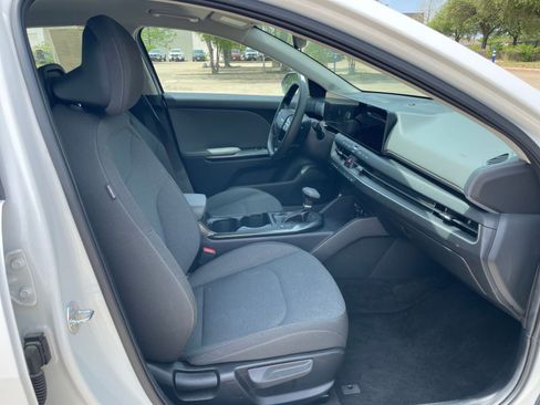 Used 2025 Kia K4 LXS image 39