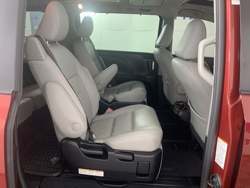 Used 2017 Toyota Sienna Limited Premium image 37