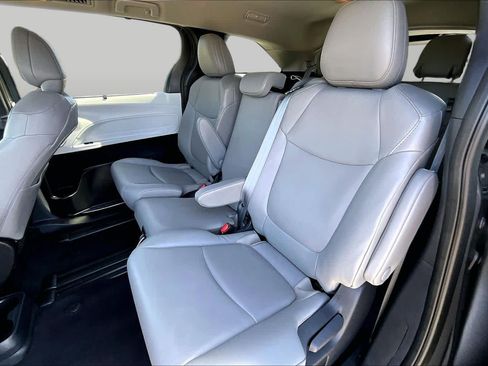 Certified 2025 Toyota Sienna XLE FWD image 20