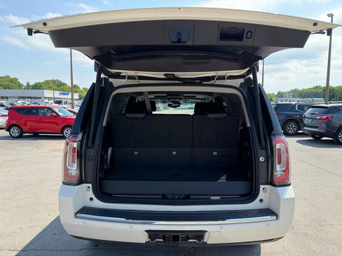 Used 2015 GMC Yukon Denali w/ Premium Package AWD/4WD image 12