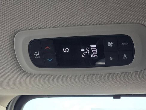 Used 2024 Chrysler Pacifica Touring-L FWD image 19