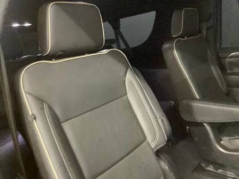 Used 2022 GMC Yukon XL SLT w/ SLT Premium Package image 34