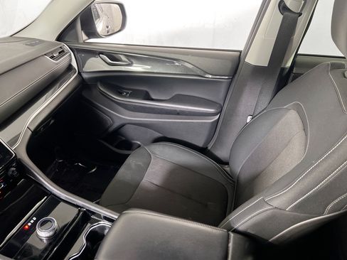 Used 2023 Jeep Grand Cherokee Laredo AWD/4WD image 21